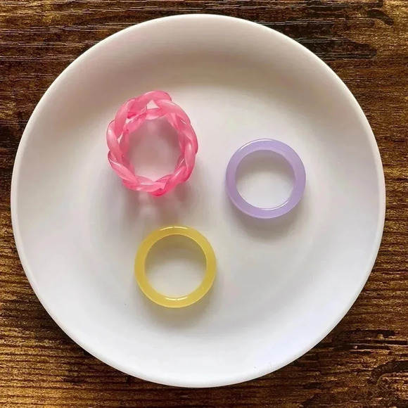 ❤️ NEW 2/$20 or 3/$25 Set of 3 Statement Rings Chain Link Acrylic Size 6/7 - Picture 1 of 5